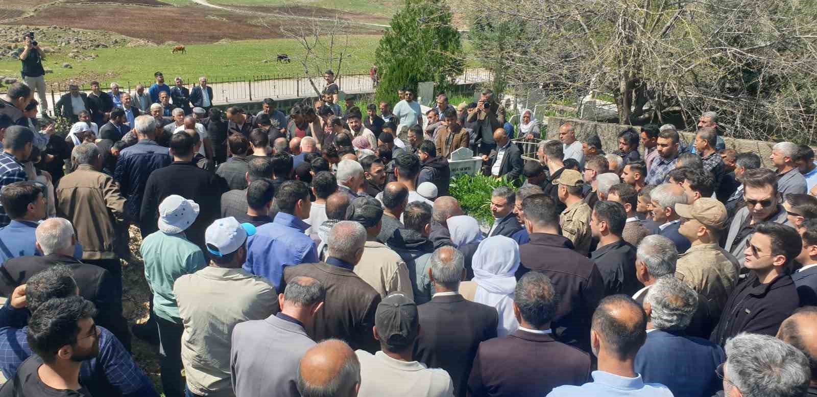 Beşiktaş&rsquo;taki yangında hayatını kaybeden 2 Şırnaklı İdil&rsquo;de defnedildi
