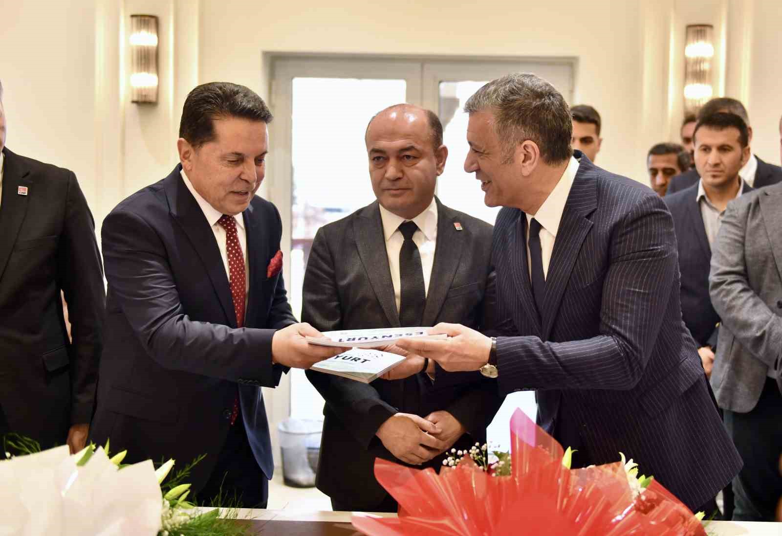 Esenyurt Belediye Başkanı Prof. Dr. Ahmet Özer mazbatasını aldı
