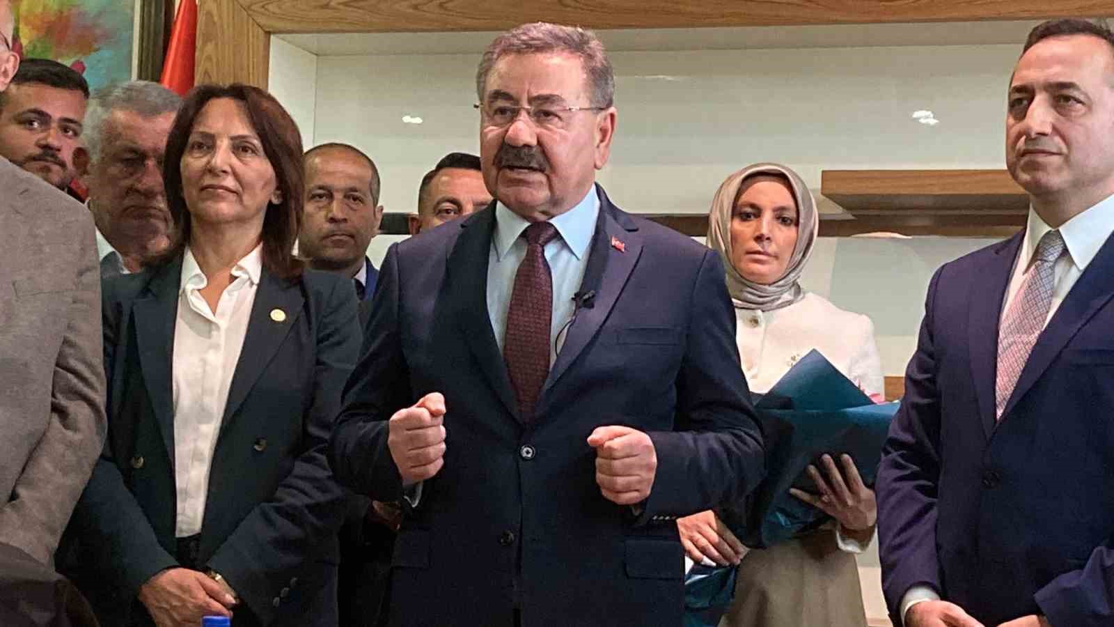 Gölbaşı’nda seçimleri kazanan Yakup Odabaşı mazbatasını aldı