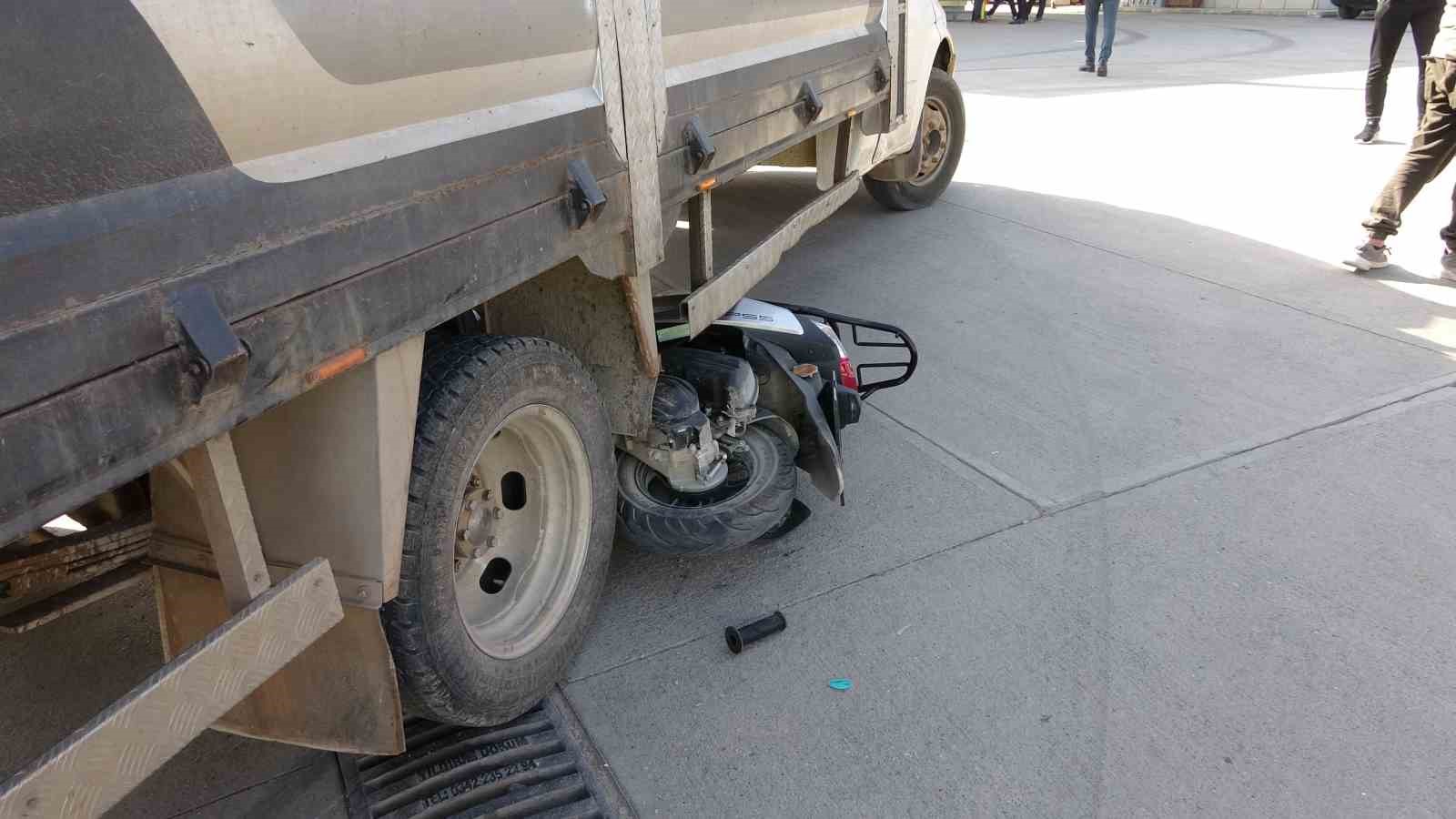 Kamyonetin altına giren motosikletin sürücüsü ağır yaralandı
