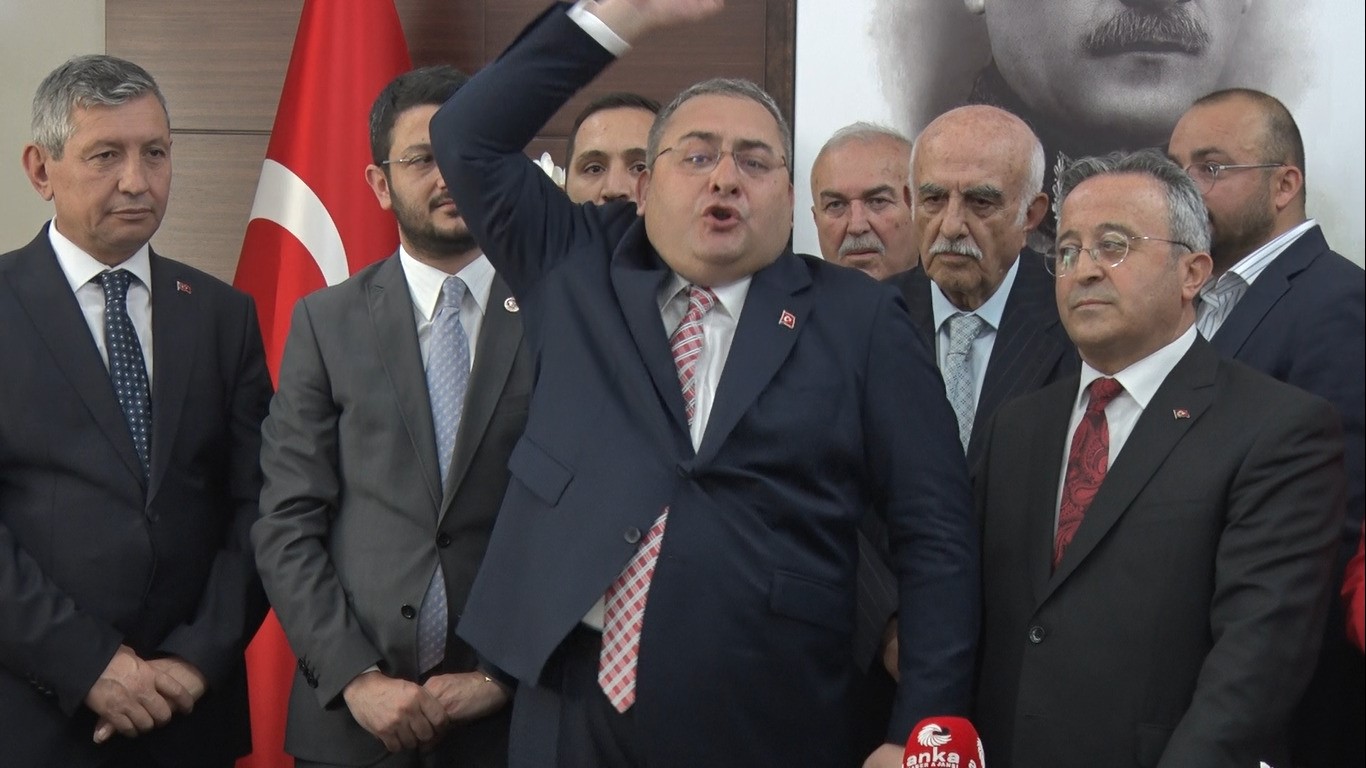 Keçiören’de Belediye Başkanı seçilen Mesut Özarslan mazbatasını aldı
