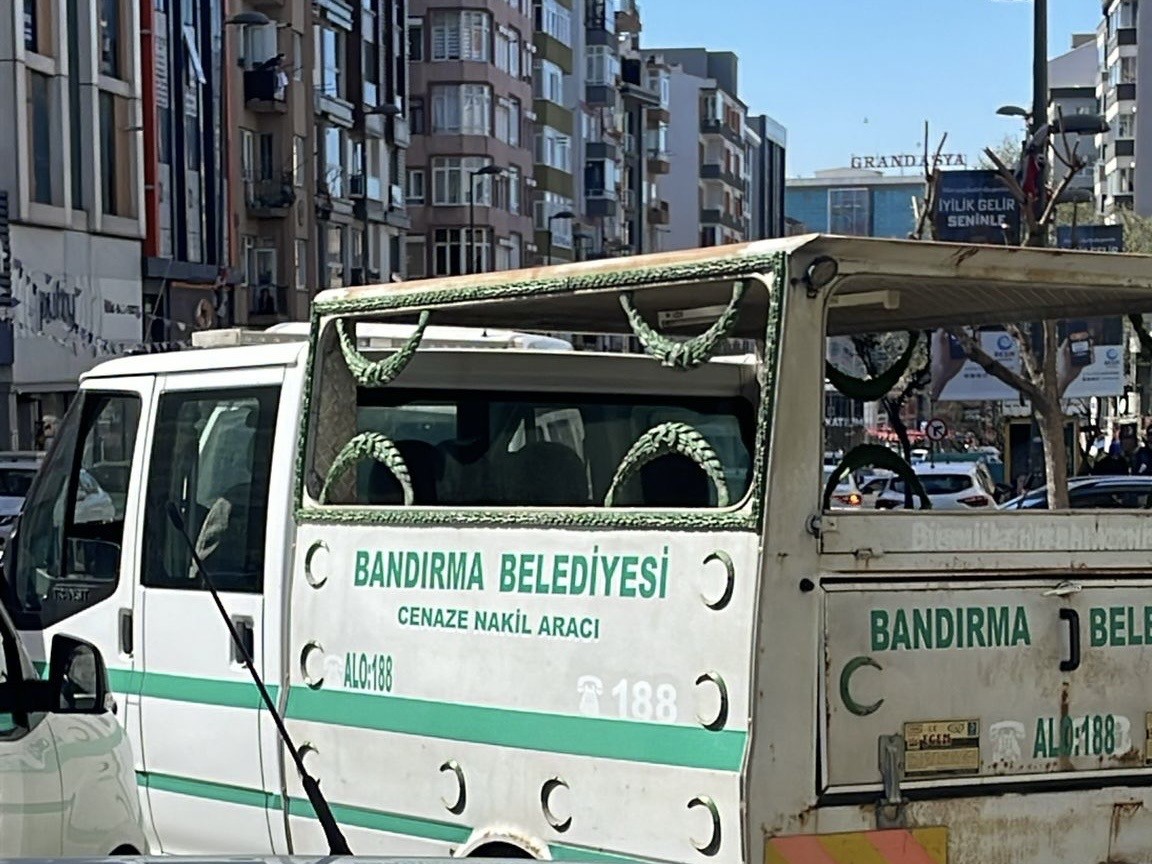 Cam silerken 6. kattan d&uuml;şen kadın hayatını kaybetti
