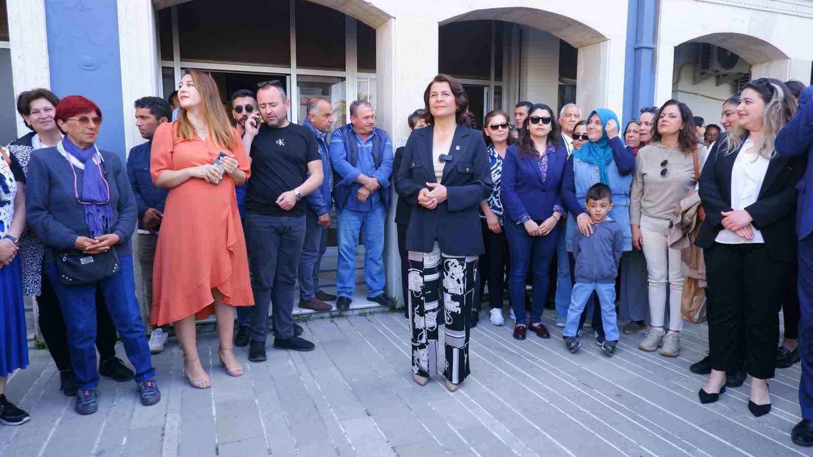 Fo&ccedil;a Belediyesi&rsquo;nin yeni başkanı Saniye Bora Fı&ccedil;ı mazbatasını aldı
