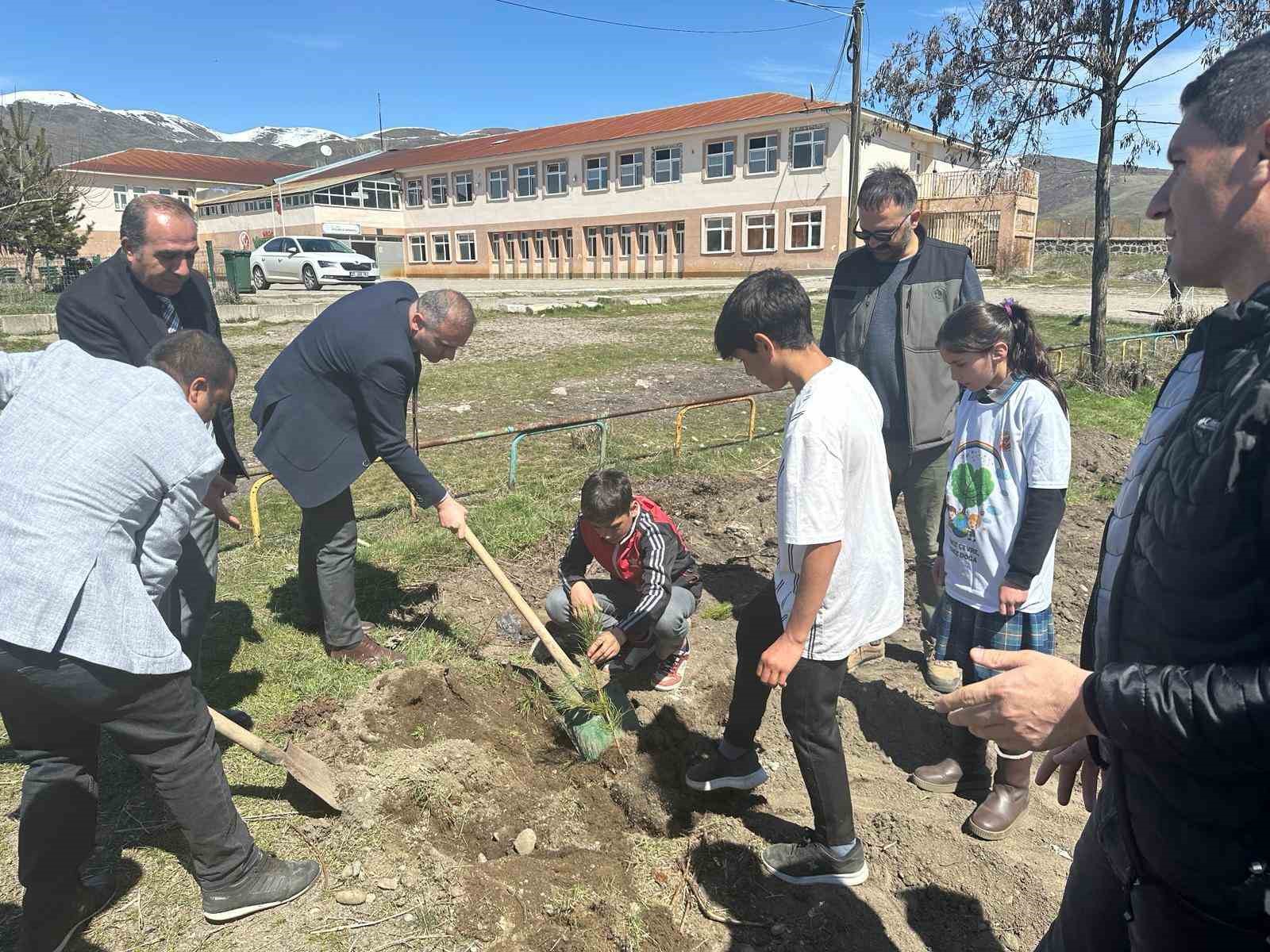 Varto’da öğrenciler okul bahçesine fidan dikti