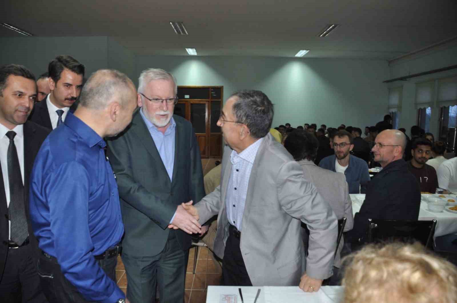 Onlarca öğrenci iftarda bir araya geldi