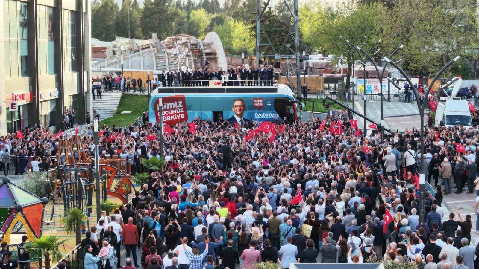 CHP Genel Başkanı Özgür Özel Manisalılara hitap etti