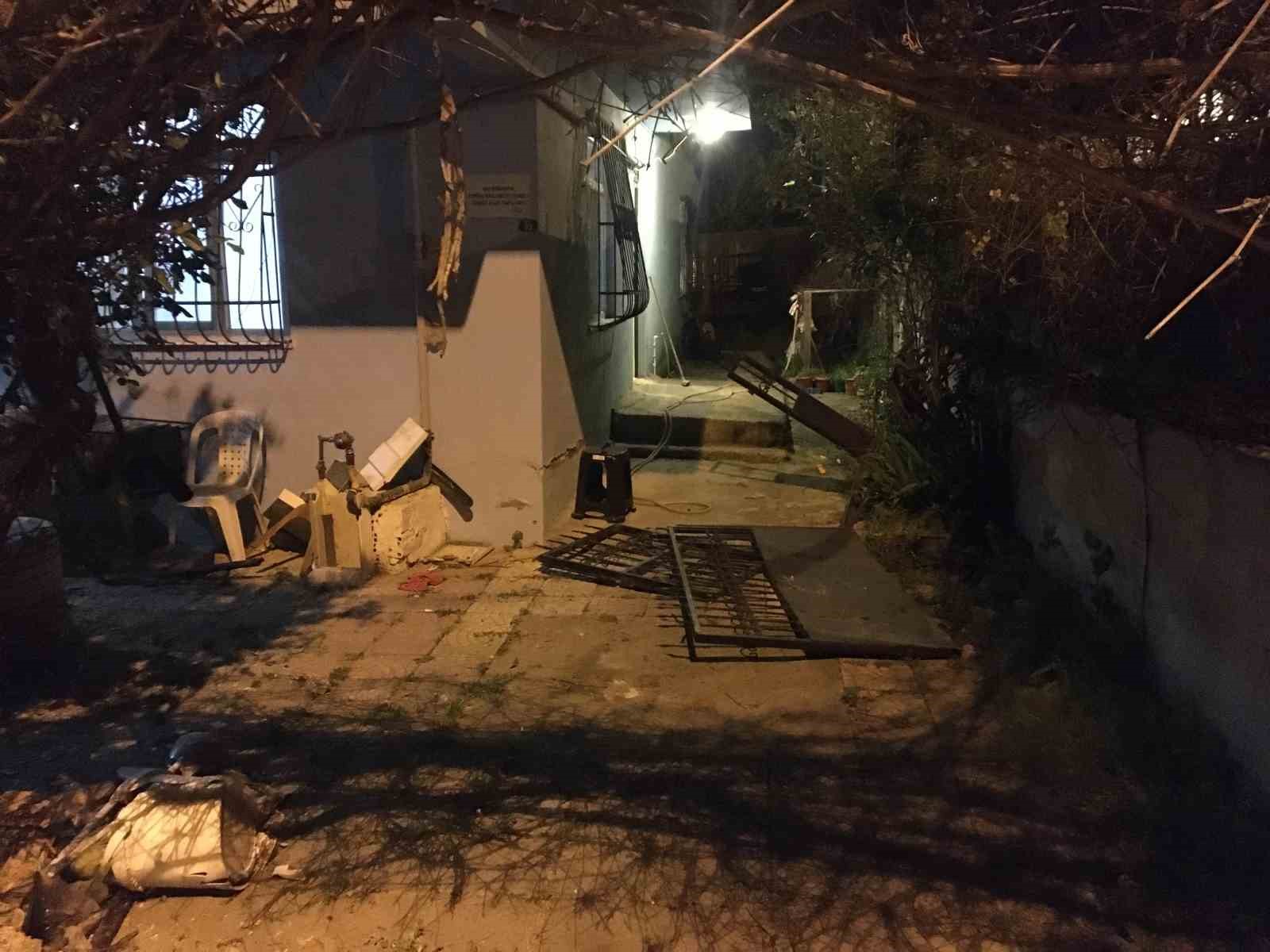 Gaz pedalı takılı kalan otomobil doğal gaz kutusuna çarptı
