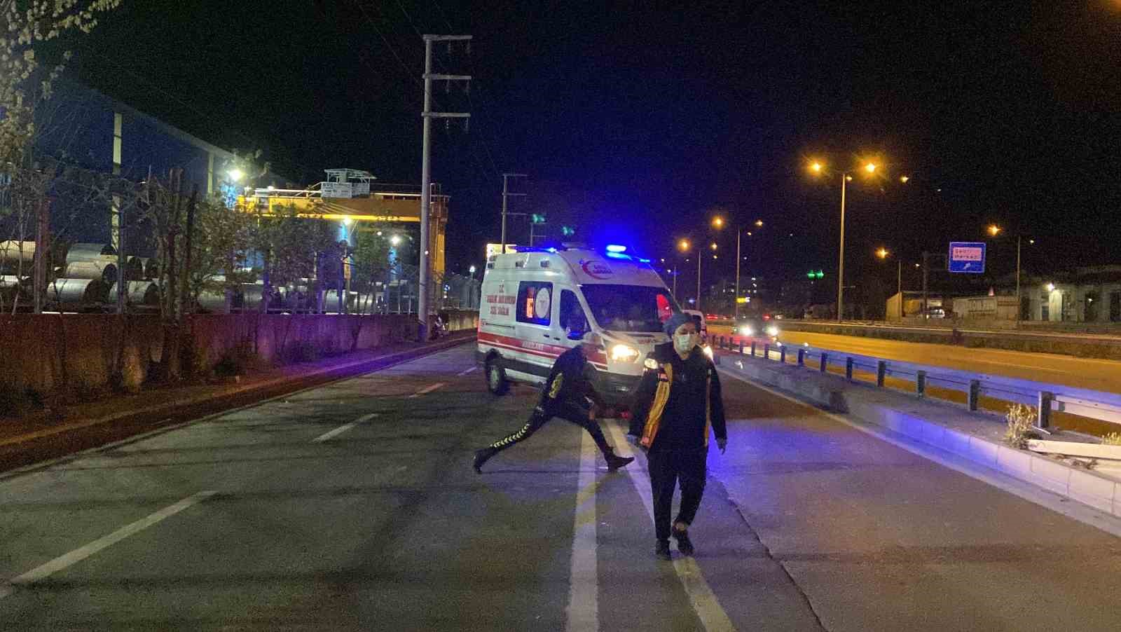 İşçi servisi yol ayrımındaki bariyere çarptı: 5 yaralı
