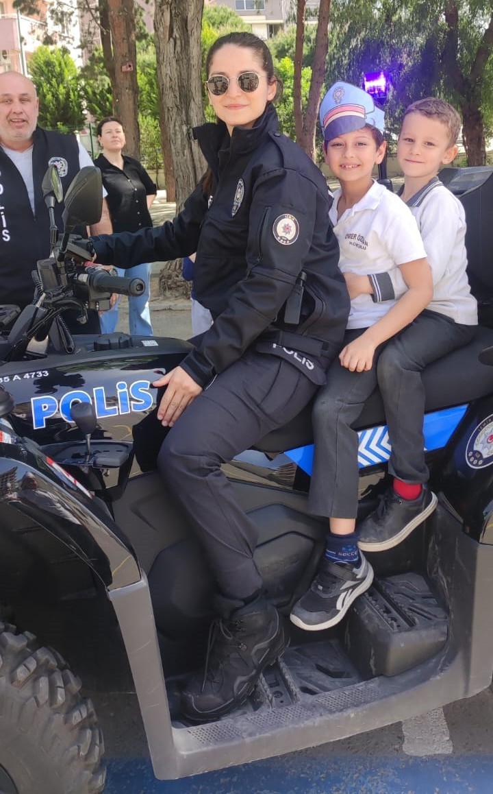 Çocuklara polislik mesleğini sevdirdiler
