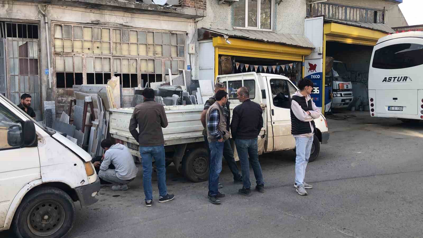 Kavga ettiği ortağı tarafından bı&ccedil;aklandı

