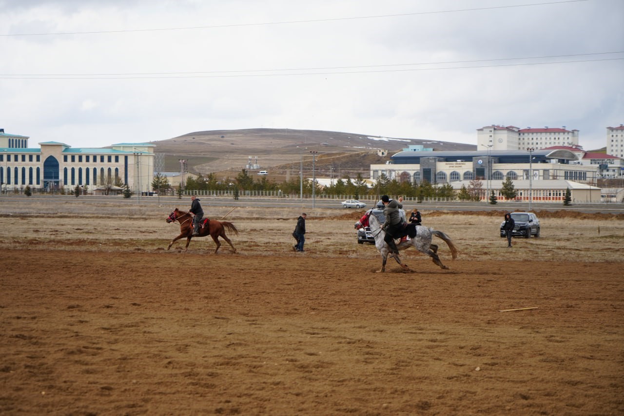 Oruç tutan sporcular yağmur çamur demeden cirit oynadılar
