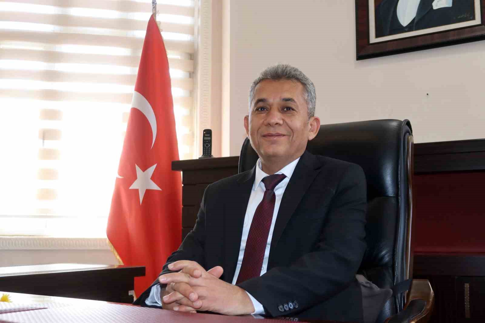 Çal Belediye Başkanı Ahmet Hakan mazbatasını alarak görevine başladı
