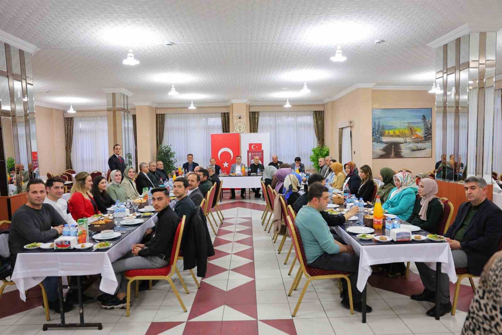 Vali Eldivan, Valilik çalışanları ile iftar sofrasında bir araya geldi