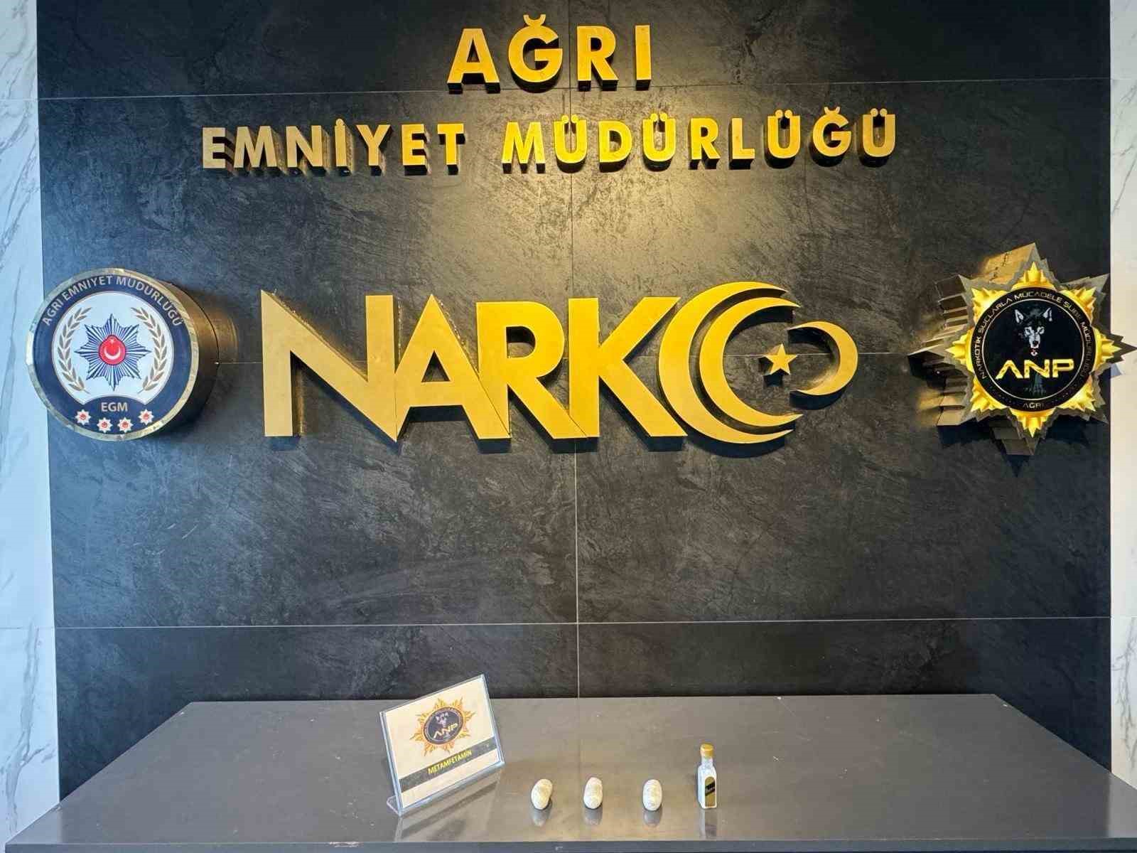 Ağrı&rsquo;da uyuşturucu tacirleriyle polis arasında kovalamaca yaşandı: 2 g&ouml;zaltı

