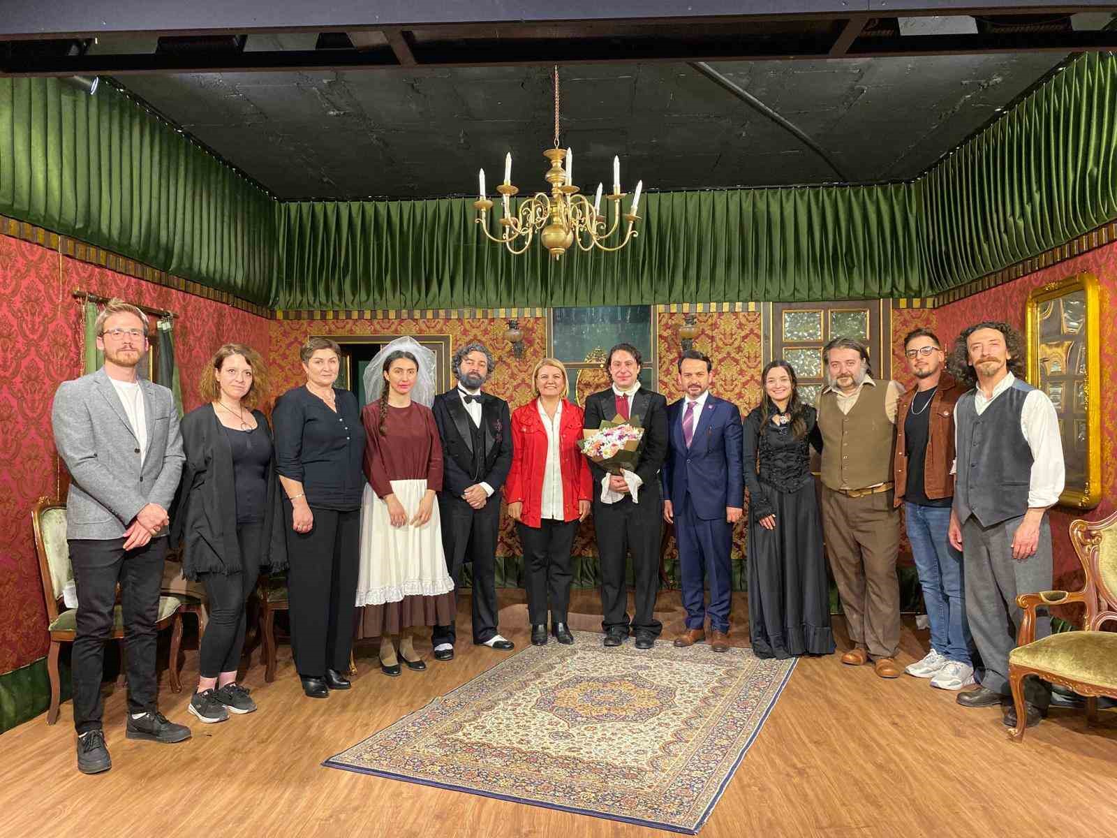 İzmit Belediye Tiyatrosunda perde "İzdivaç" ile açıldı
