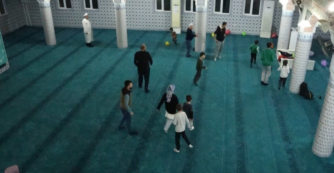 Çocuklar bu camiye koşarak gidiyor