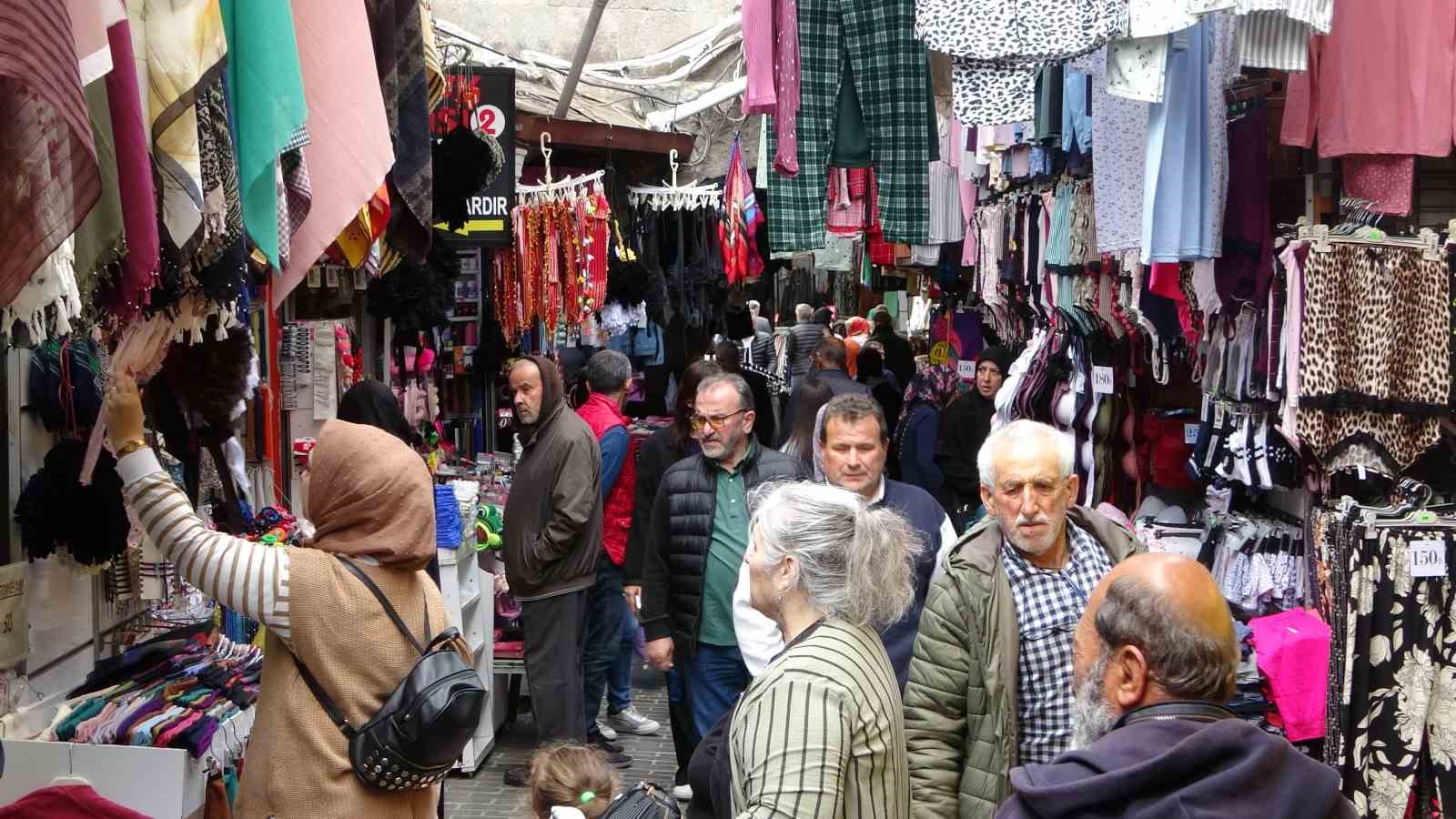 Ramazan Bayramı öncesinde çarşı pazarda alışveriş  yoğunluğu
