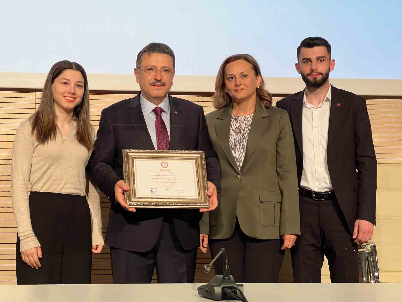 Başkan Genç mazbatasını aldı
