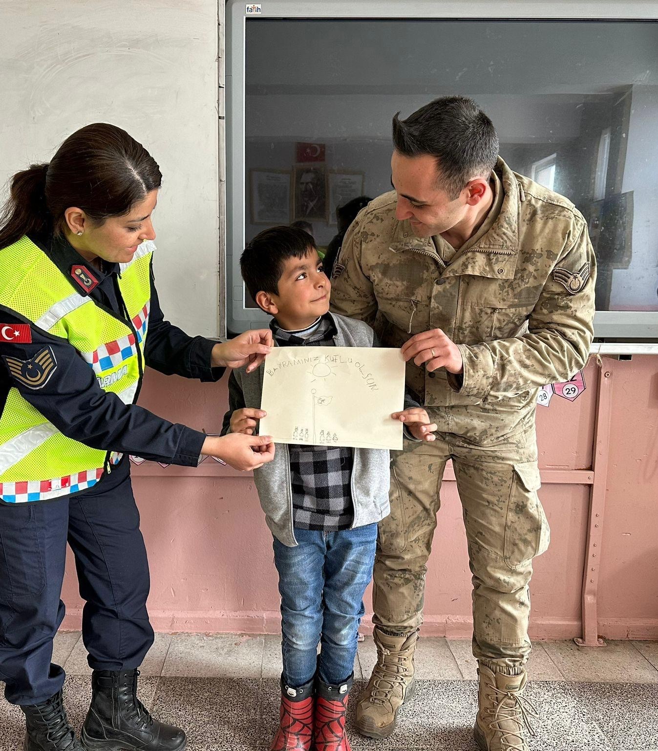 Ağrı&rsquo;da jandarma ekipleri miniklere trafik kurallarını anlattı
