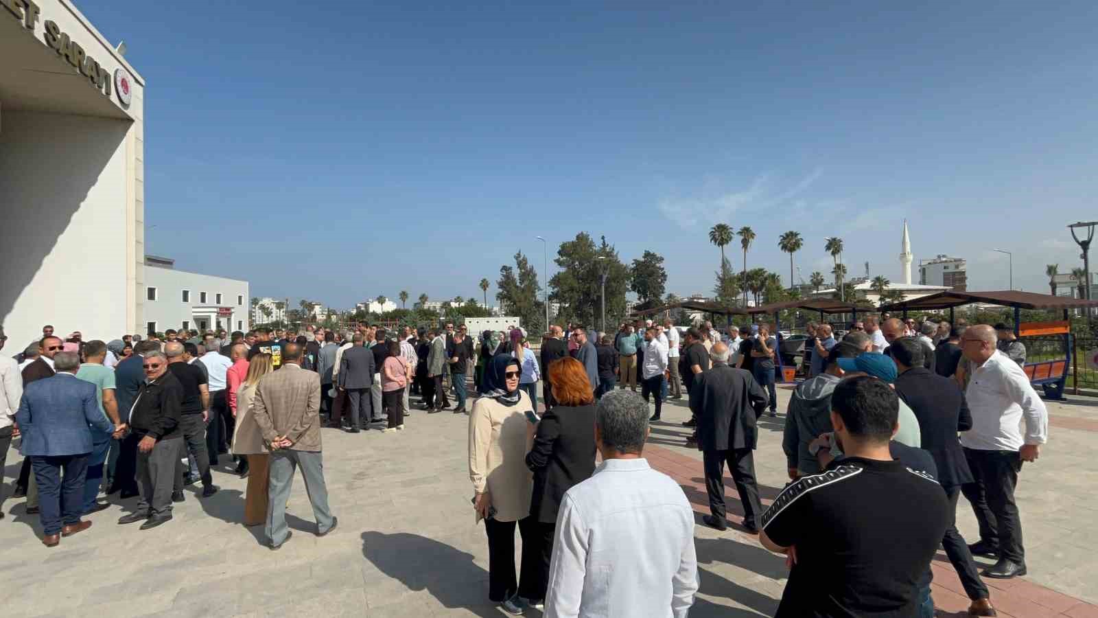 Sandıktan zaferle çıkan İskenderun Belediye Başkanı Dönmez mazbatasını aldı
