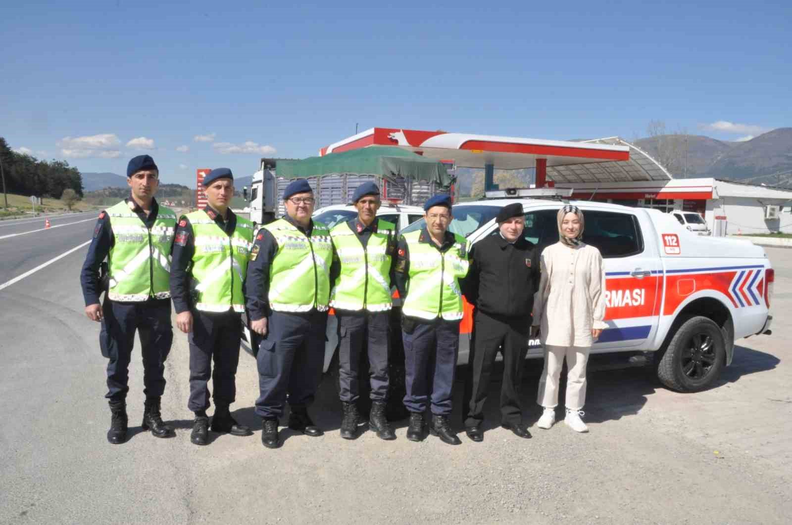 Jandarma yolcu kılığında otobüsleri denetledi
