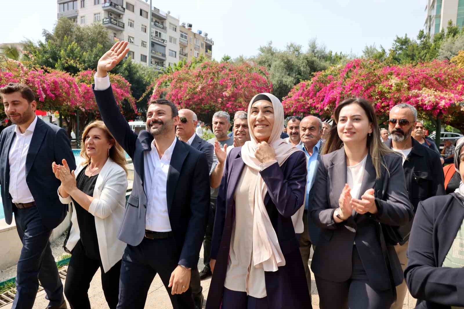 Akdeniz Belediye Başkanı Sarıyıldız, mazbatasını aldı