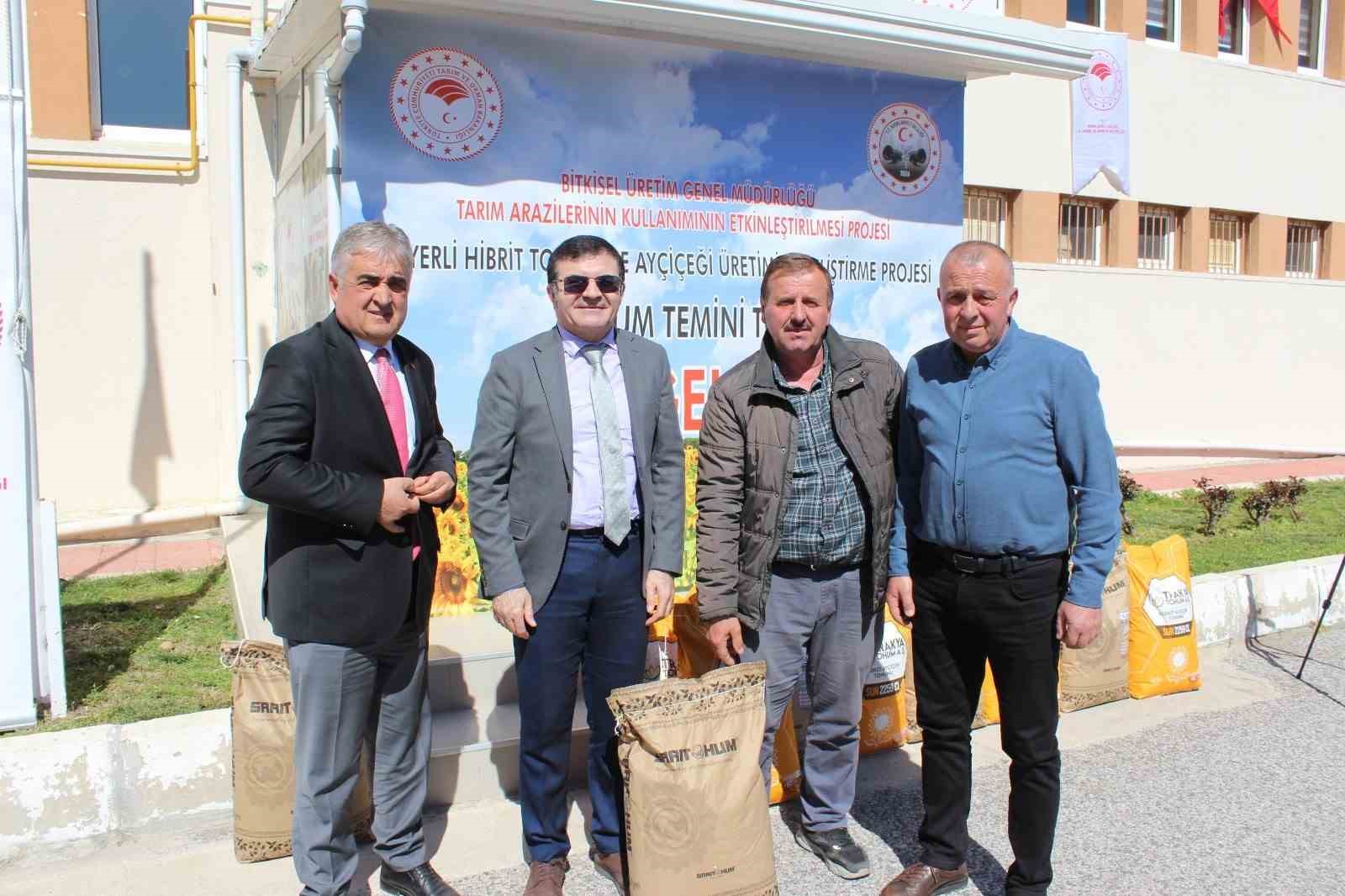 Kırklareli&rsquo;de 326 &ccedil;ift&ccedil;iye yerli hibrit ay&ccedil;i&ccedil;eği tohumu dağıtıldı
