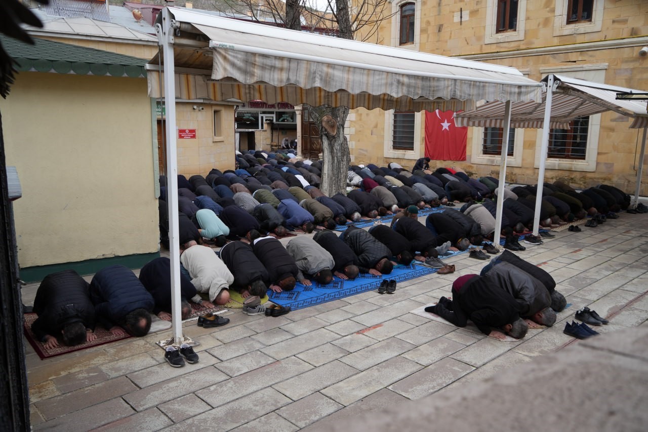 Ramazan ayının son cuma namazı Bayburt’ta kalabalık cemaatle kılındı
