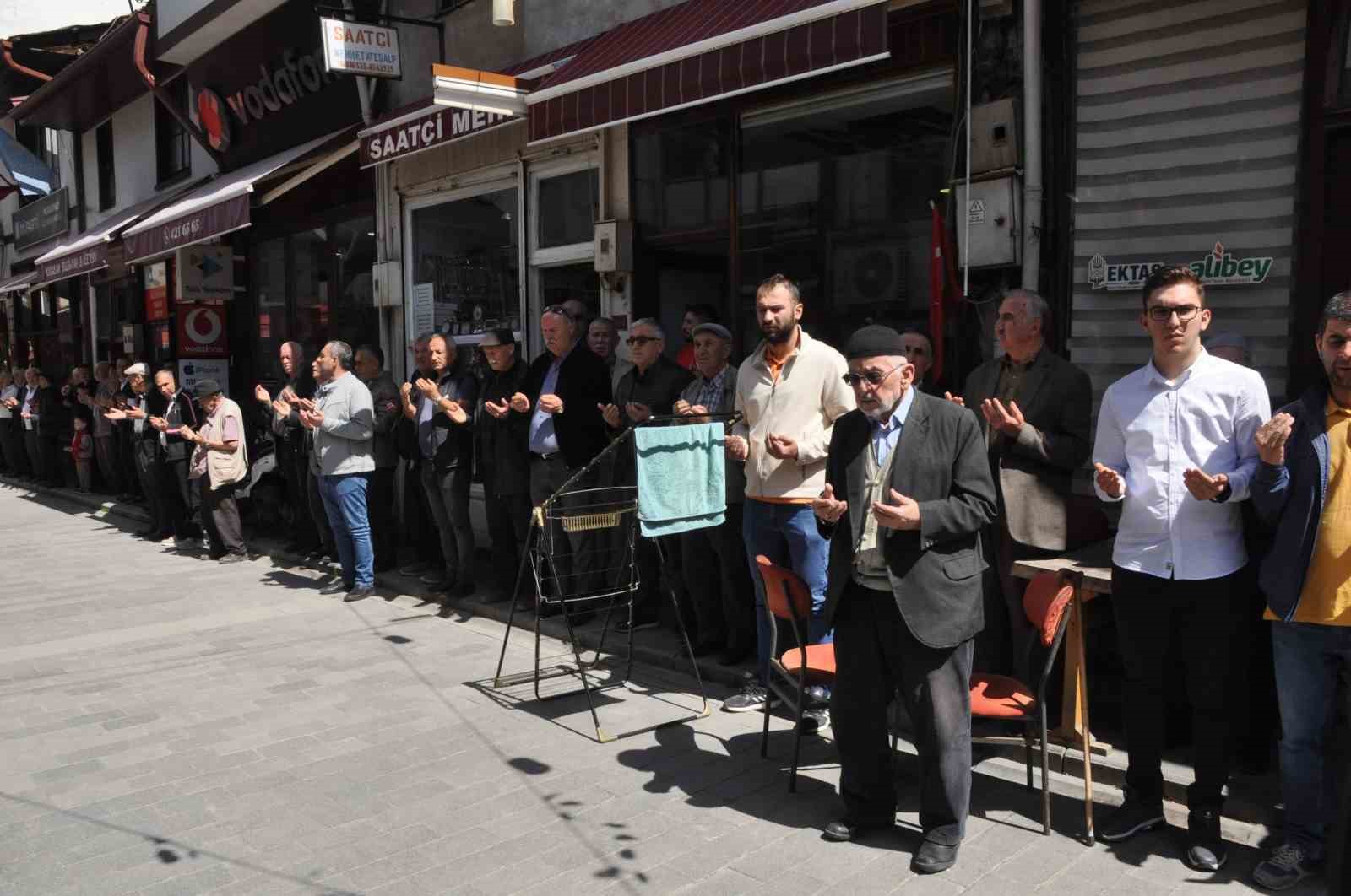 Onlarca esnaf, Ramazan ayının son Cuma’sında ellerini semaya açtı