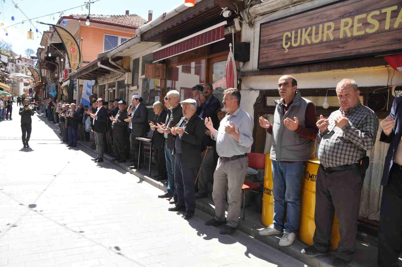 Onlarca esnaf, Ramazan ayının son Cuma’sında ellerini semaya açtı
