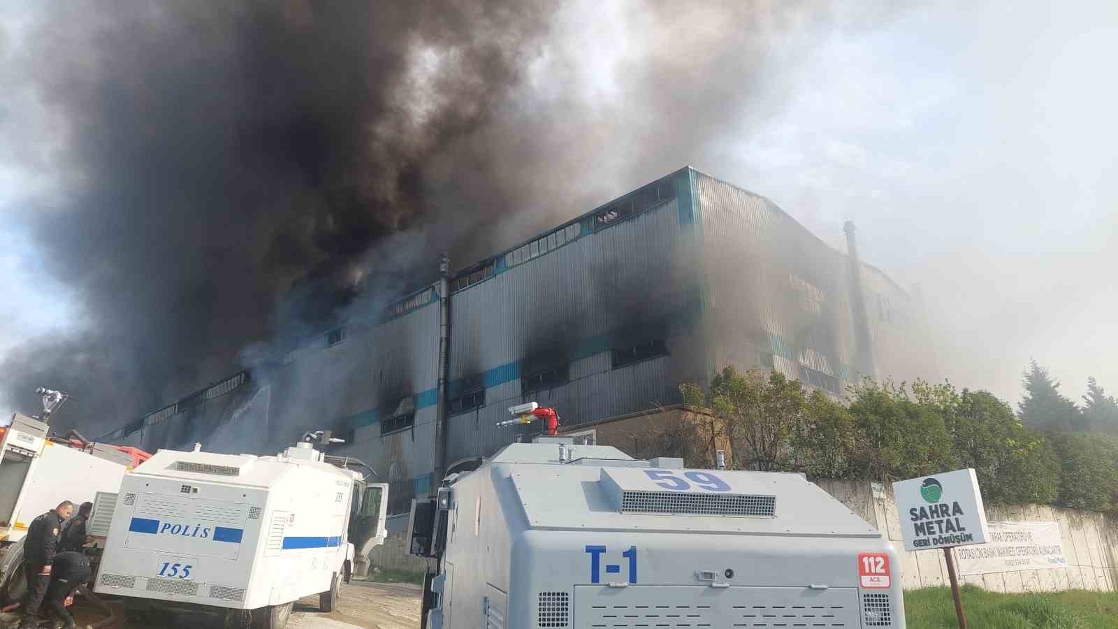 Tekirdağ’da fabrika yangını sürüyor: 6 işçi dumandan etkilendi