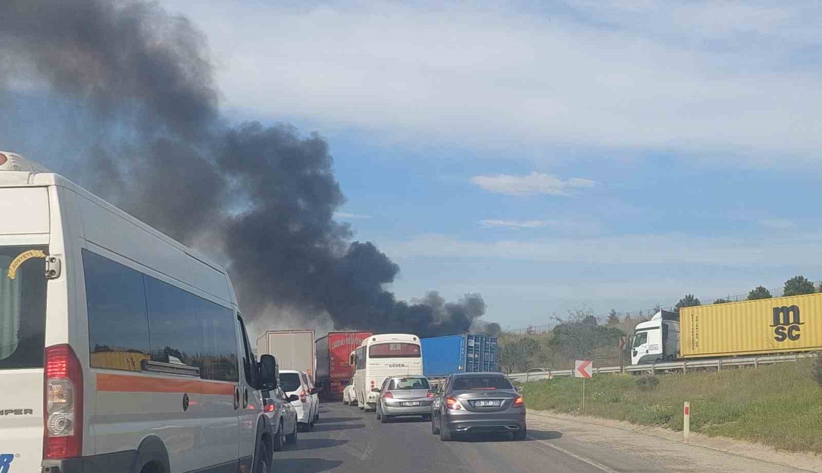 Tekirdağ&rsquo;da fabrika yangını s&uuml;r&uuml;yor: 6 iş&ccedil;i dumandan etkilendi

