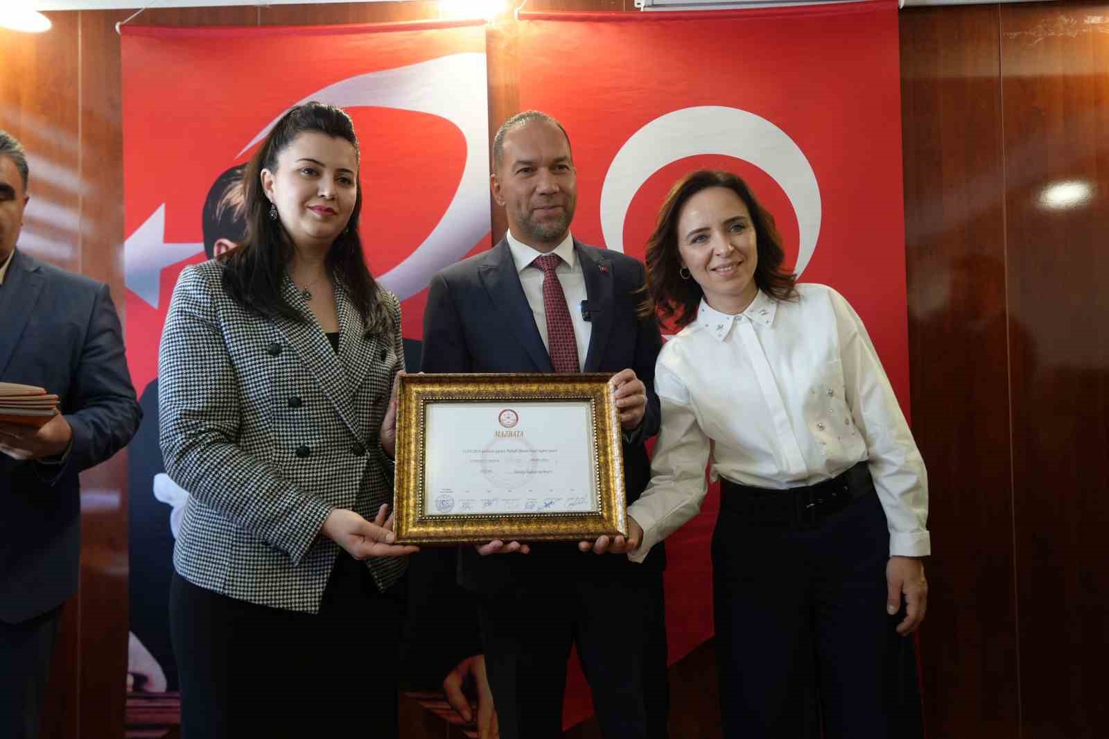 Niğde&rsquo;de yeniden belediye başkanı se&ccedil;ilen Emrah &Ouml;zdemir mazbatasını aldı
