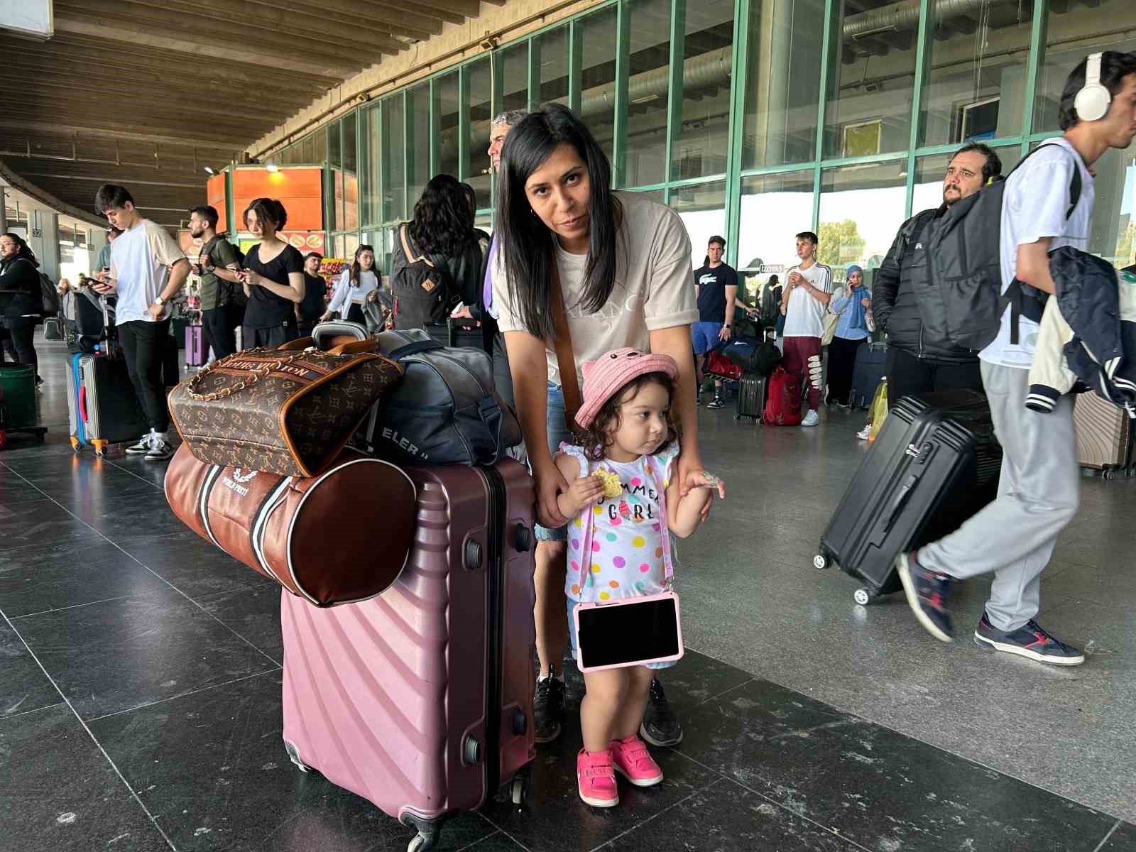 İzmir&rsquo;de otob&uuml;s biletleri t&uuml;kendi, g&uuml;nde 800&rsquo;e yakın ara&ccedil; &ccedil;ıkış yapıyor
