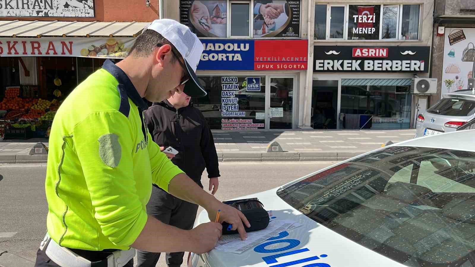 Polis, motosikletlerin girmesi yasak olan caddede göz açtırmıyor
