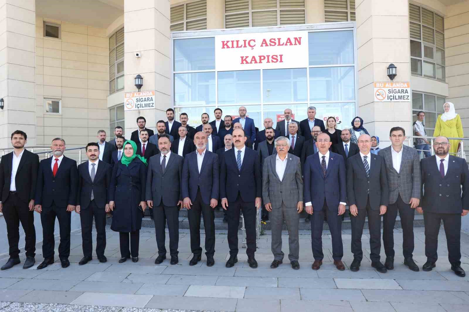 Konya B&uuml;y&uuml;kşehir Belediye Başkanı Altay mazbatasını aldı
