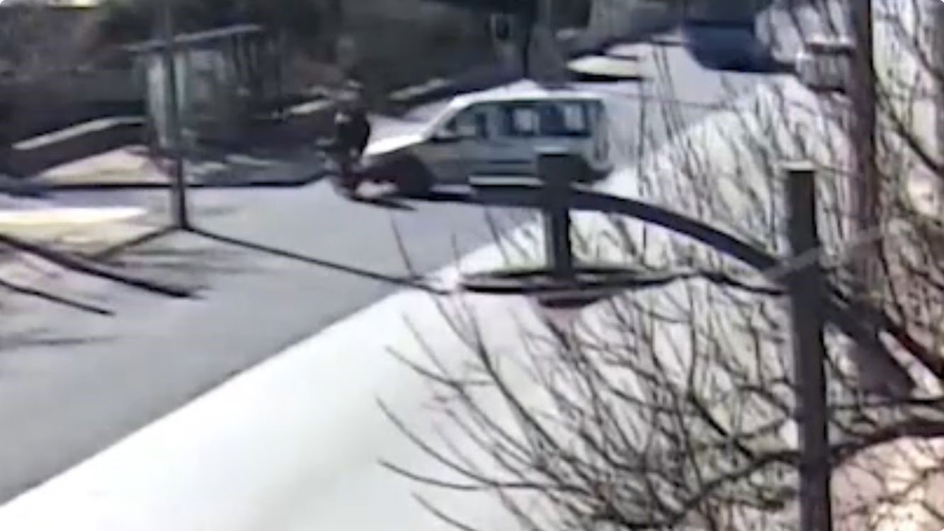 Ara sokağa d&ouml;nmek isterken karşıdan gelen kamyonete &ccedil;arptı
