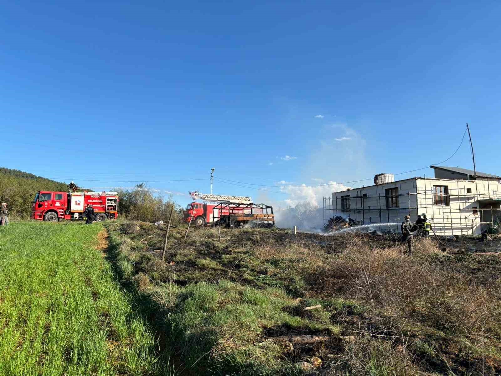 Bah&ccedil;ede &ccedil;ıkan yangın itfaiyenin hızlı m&uuml;dahalesiyle eve sı&ccedil;ramadan s&ouml;nd&uuml;r&uuml;ld&uuml;
