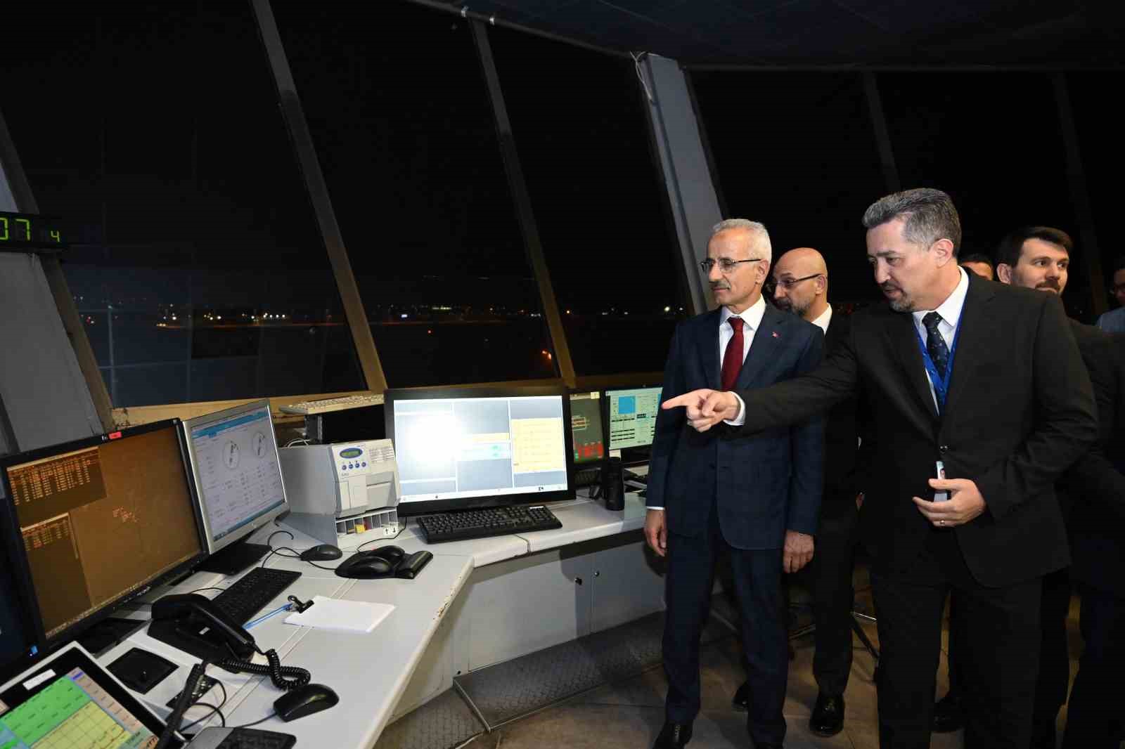 Bakan Uraloğlu, Esenboğa Havalimanının yeni pist inşaatında işçiler ile iftar açtı
