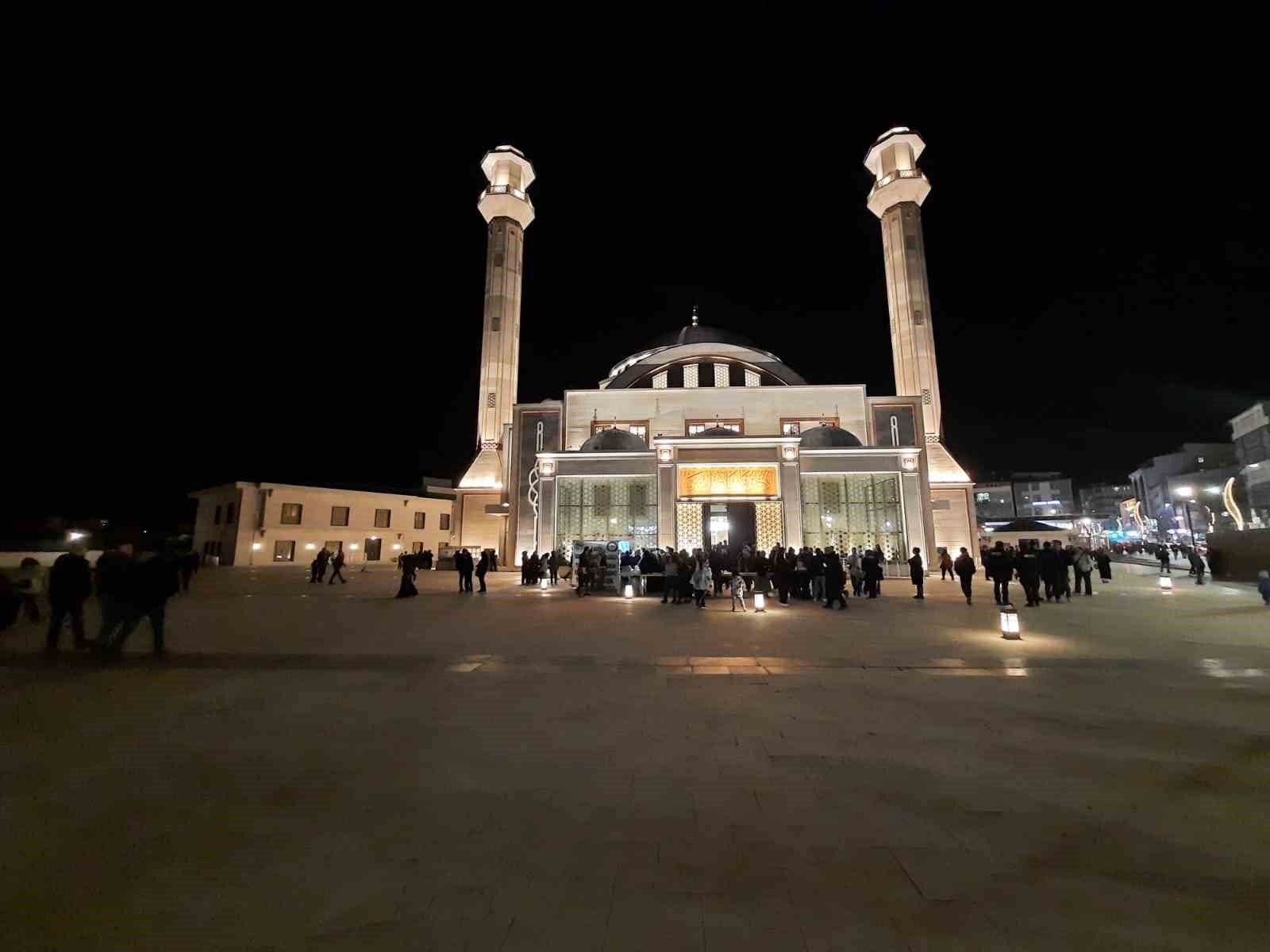 Kadir Gecesi&rsquo;nde Kars&rsquo;ta camiler doldu
