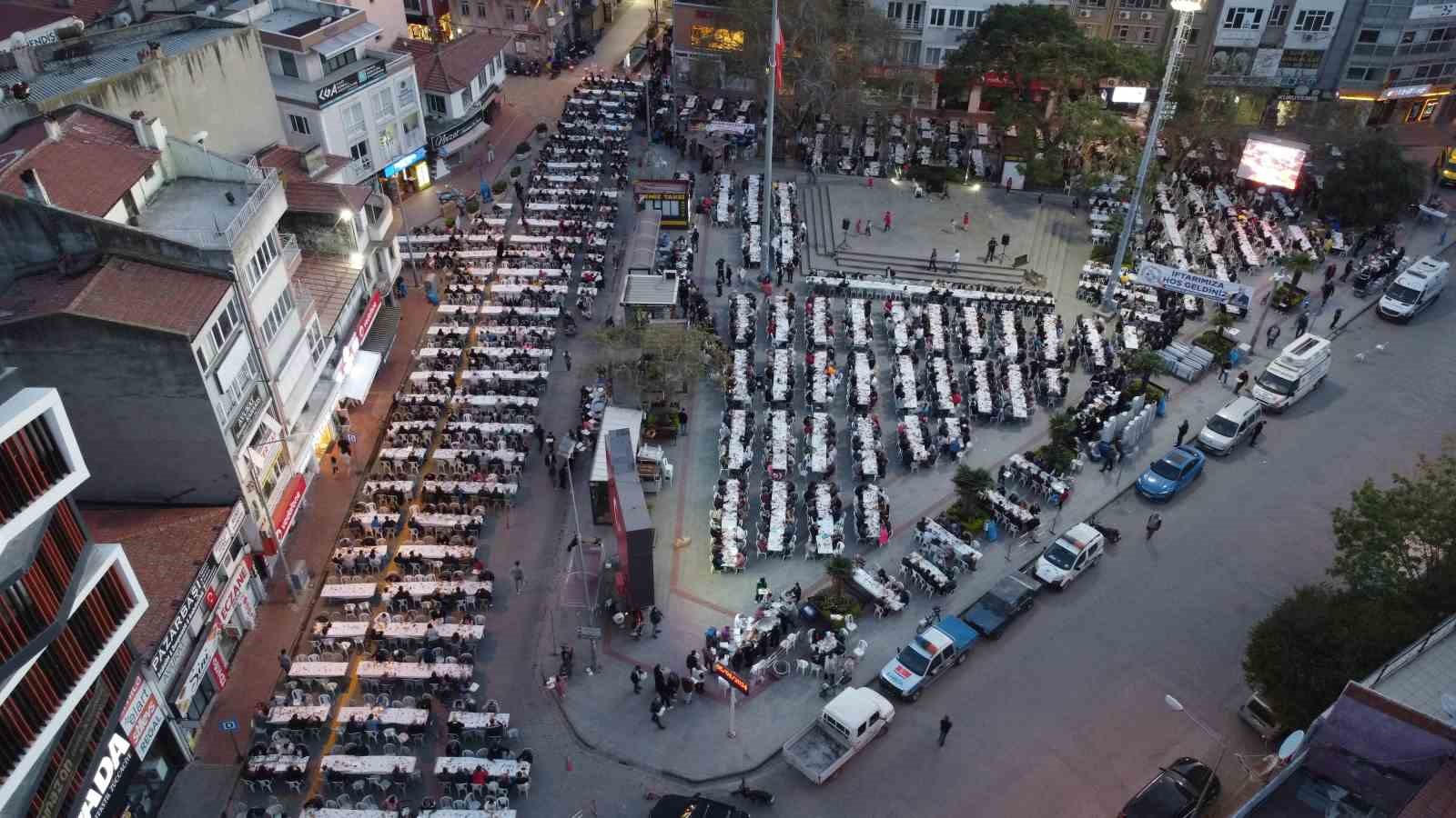 Kadir Gecesi’nde 5 bin kişi cadde ve sokaklarda iftar yaptı