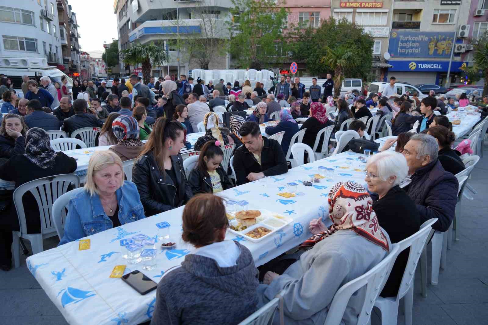 Kadir Gecesi&rsquo;nde 5 bin kişi cadde ve sokaklarda iftar yaptı
