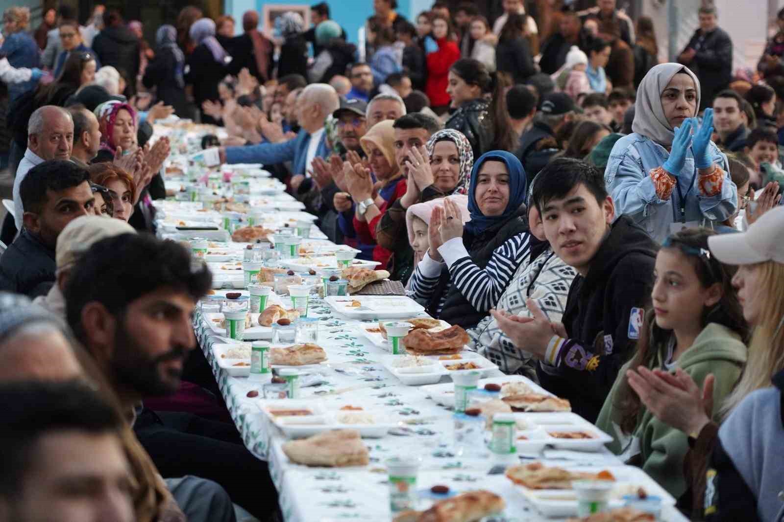 Bilecik’te düzenlenen iftar yemeğine binlerce kişi katıldı
