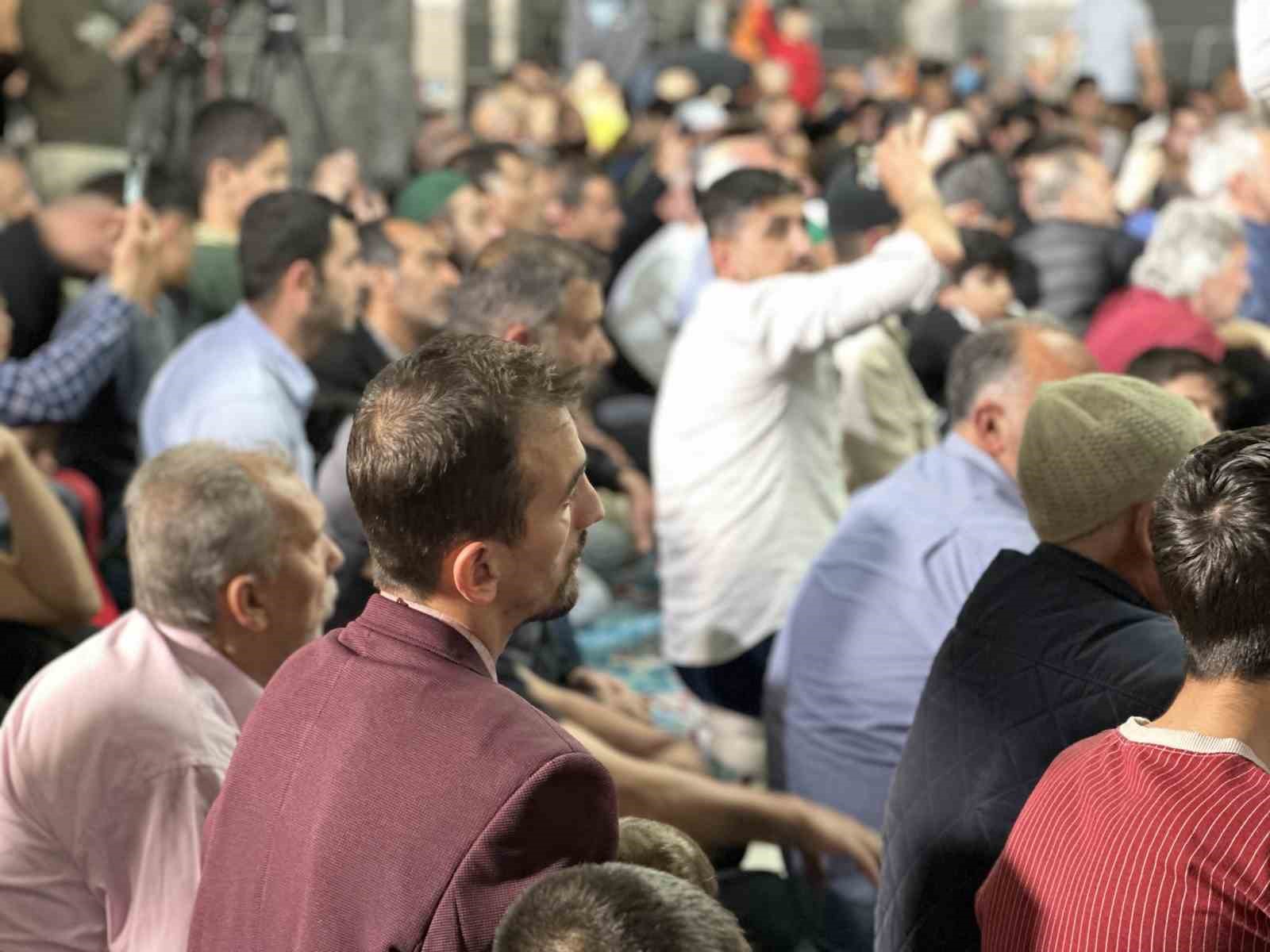 Diyarbakır&rsquo;da Kadir Gecesi&rsquo;nde cami cemaatine Kur&rsquo;an-ı Kerim dağıtıldı
