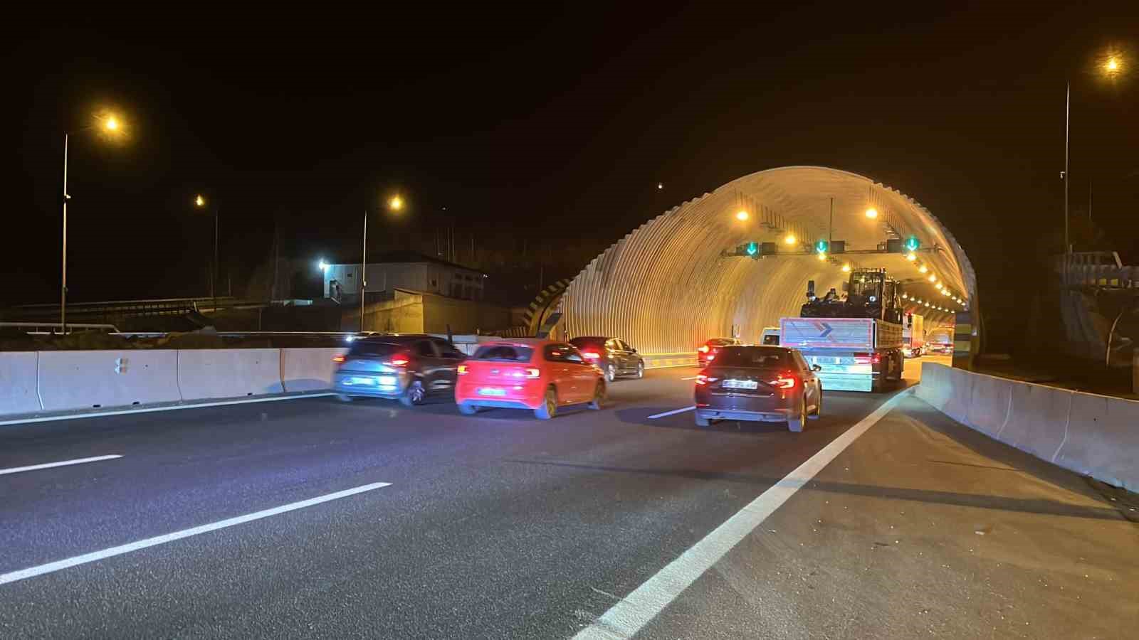 Otoyolda gece saatlerinde tatilcilerin yoğunluğu arttı
