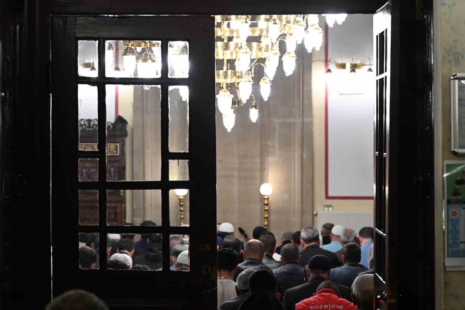 Boz&uuml;y&uuml;k Belediyesi&rsquo;nden Kadir Gecesi&rsquo;nde şeker ikramı
