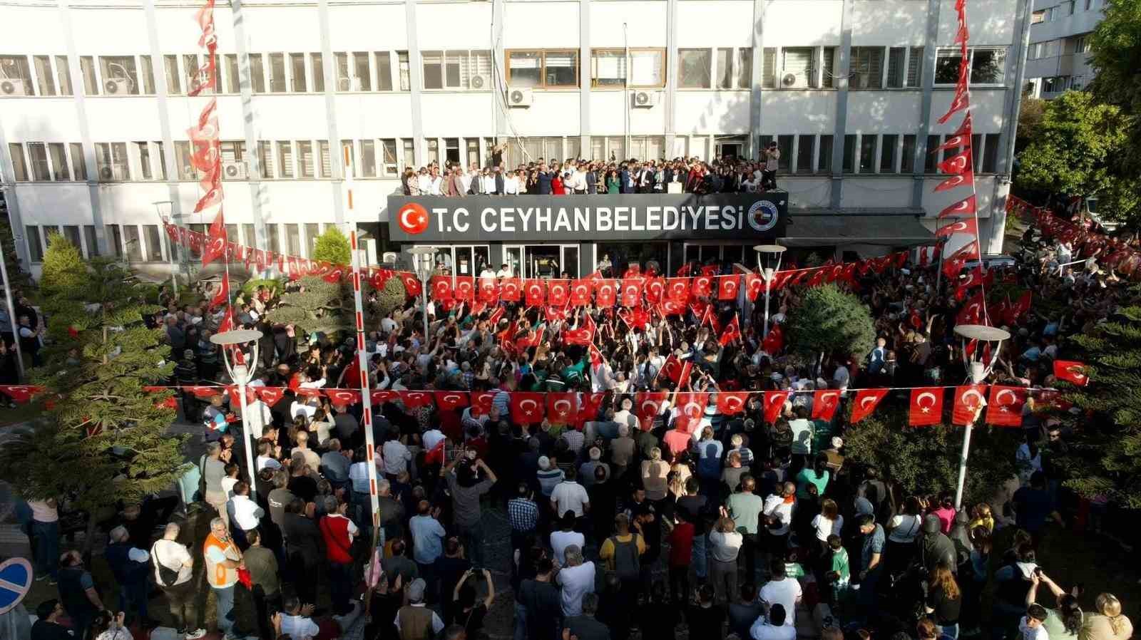 Başkan Kadir Aydar, mazbatasını alıp g&ouml;revine başladı
