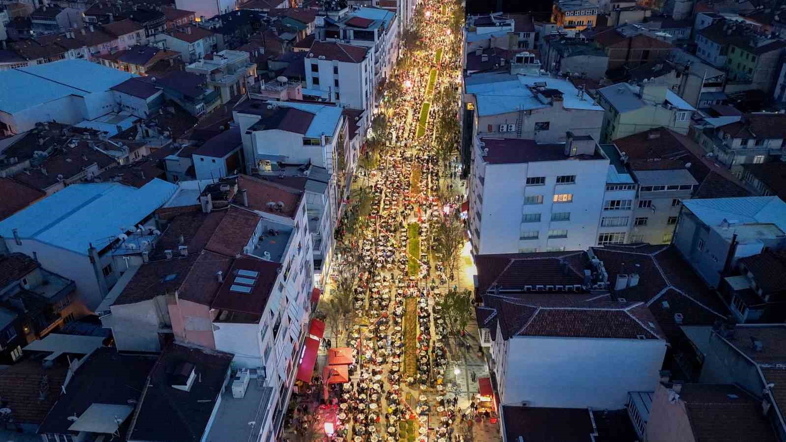 Başkan Yalım, iftar sofrasında binlerce vatandaşla bir araya geldi