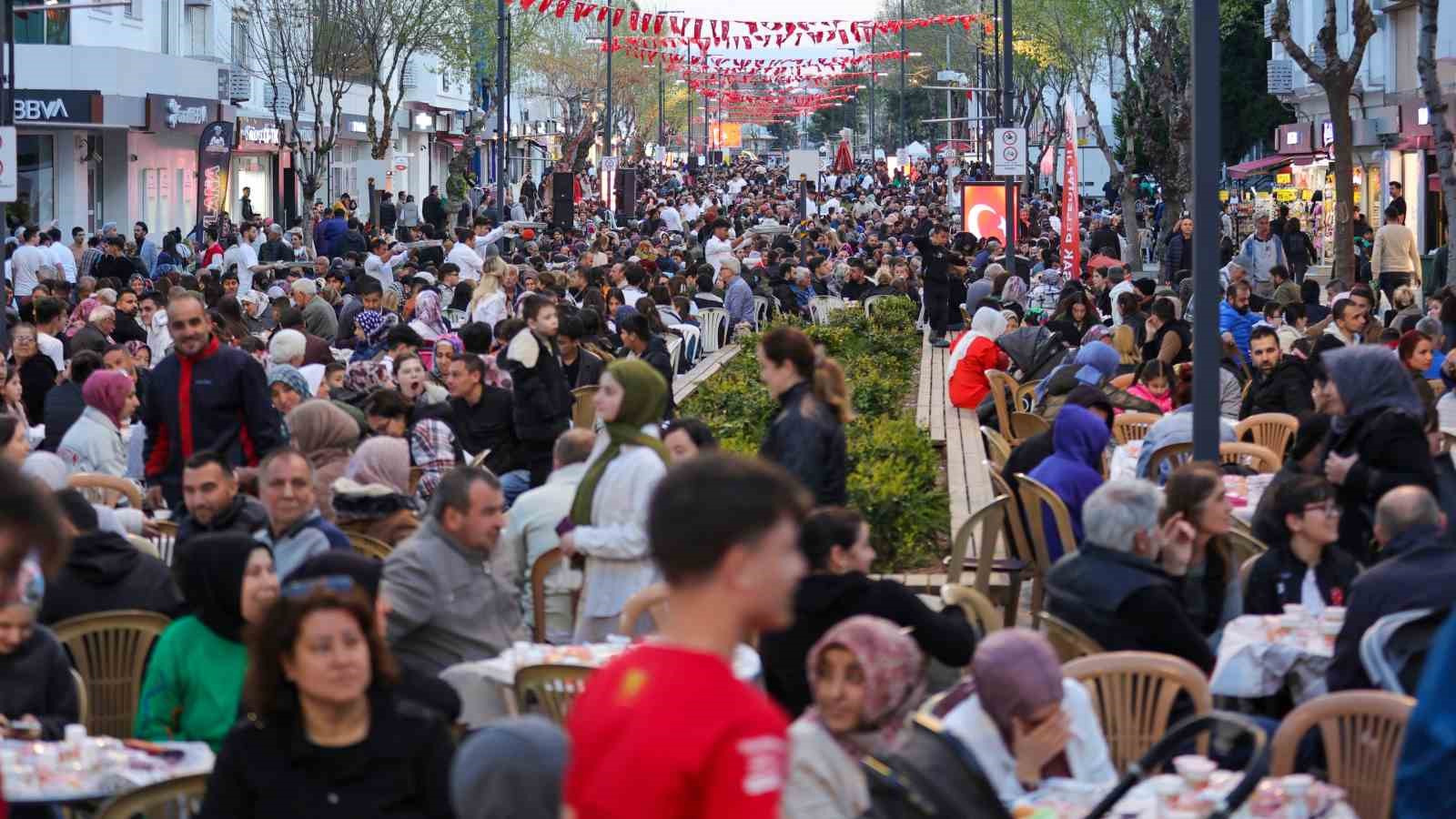 Başkan Yalım, iftar sofrasında binlerce vatandaşla bir araya geldi
