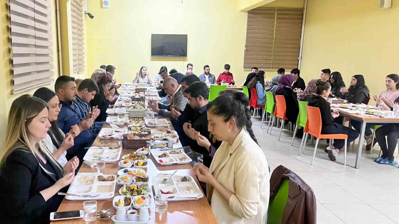 Kaymakam &Ouml;zpınar, MEM personeli ve &ouml;ğrenciler iftarda bir araya geldi

